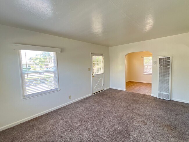 Building Photo - 2912 Sunset Ave