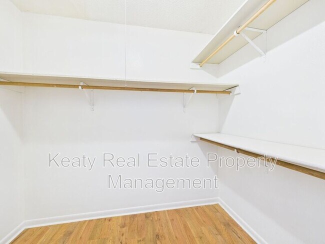 Building Photo - 407 Fox Run Ave