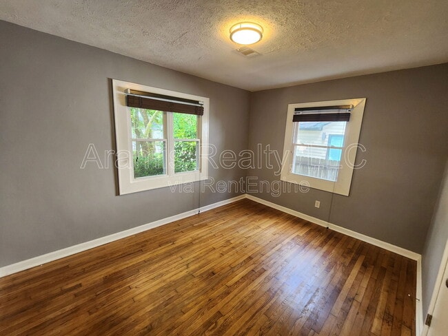 Building Photo - 1222 Crestwood Dr SE