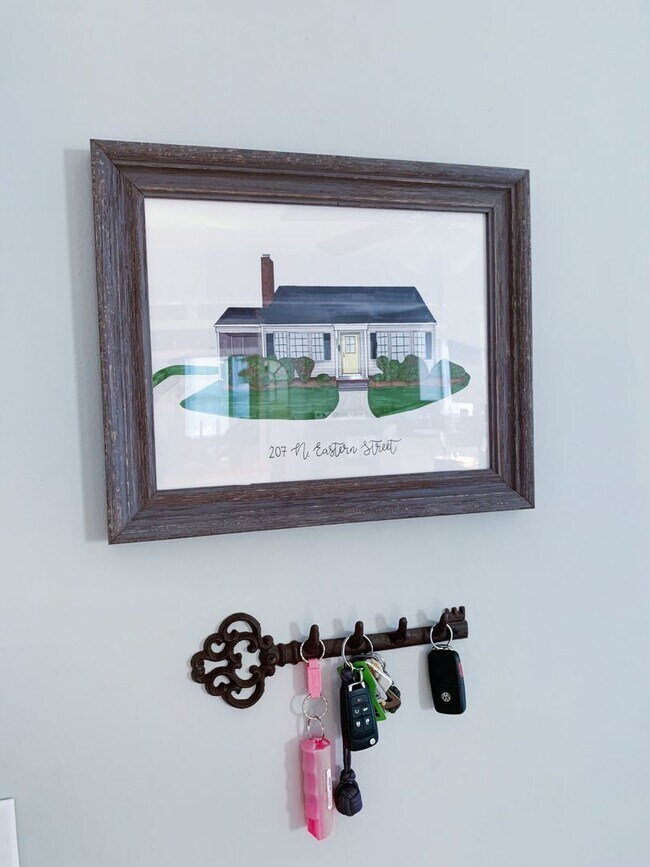 Building Photo - Fenced in 4 bedroom home for 4 or 3 people!