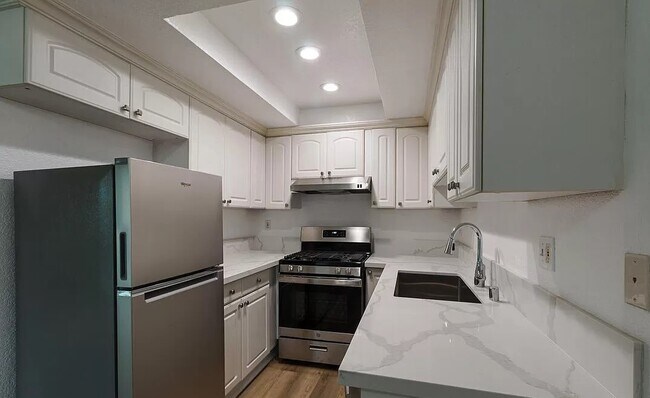 Kitchen - 601 S Grevillea Ave
