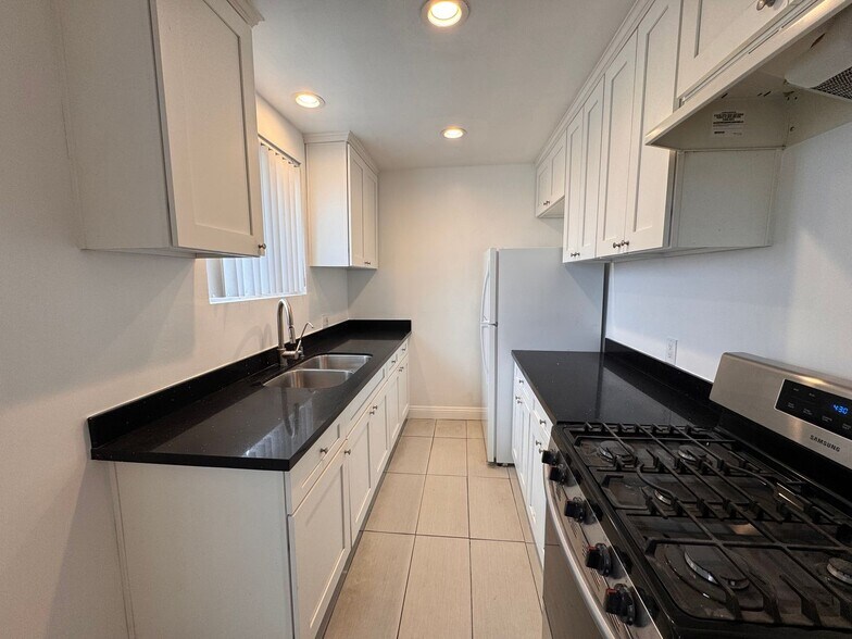Primary Photo - 7139 Whitsett Ave