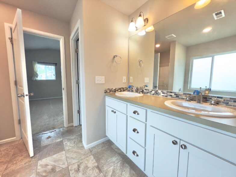 Building Photo - 3453 Juno St NE