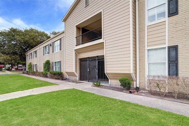Building Photo - 835 Heights Blvd