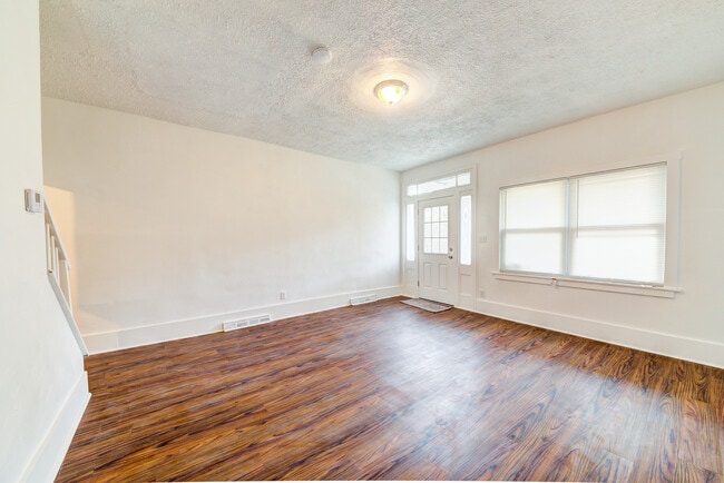 Building Photo - AVAILABLE JUNE 2026 - Updated 2 Bedroom, 1 Bath Home in Mt. Washington!