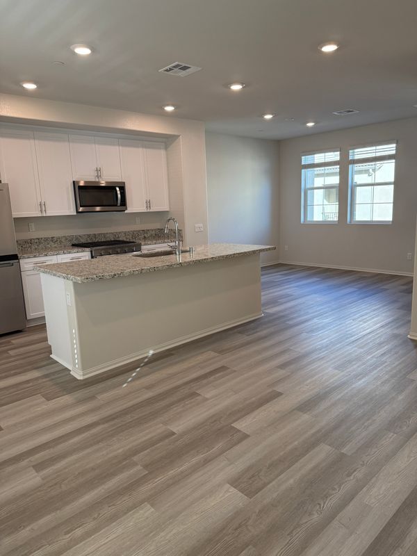 Building Photo - 40451 Melrose Dr