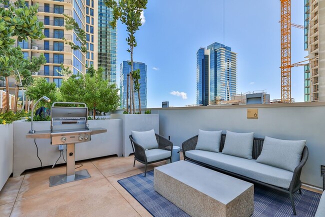 Building Photo - 2159