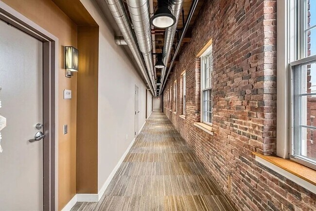 Building Photo - 130 John St