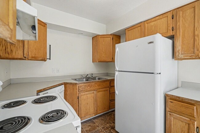 Building Photo - 5260-5262 Springcrest Drive