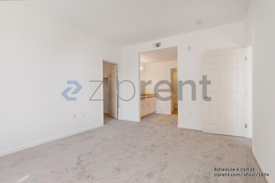 Building Photo - Unit 4042