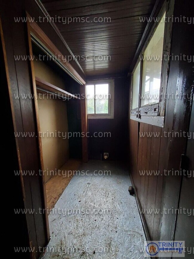 Building Photo - Huge 4 Bed House!