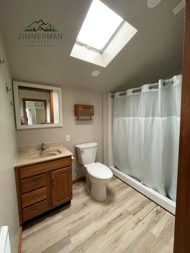 Building Photo - Adorable Updated Farmhouse in Creswell, OR