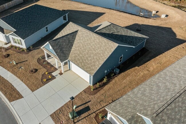 Building Photo - 4 bedroom Home in WATERSIDE!