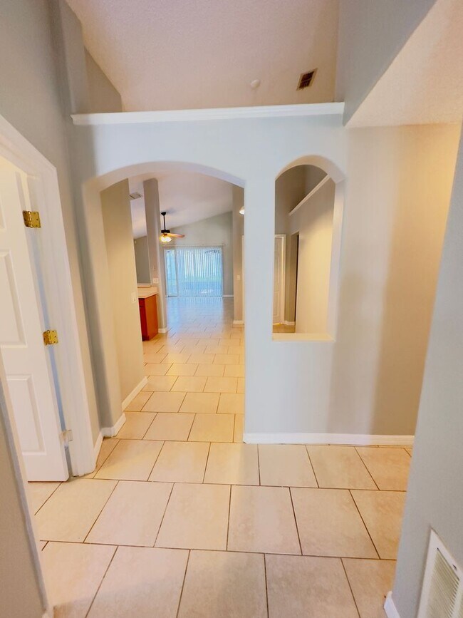 Building Photo - Beautiful 4 bedrooms 2 baths single family...