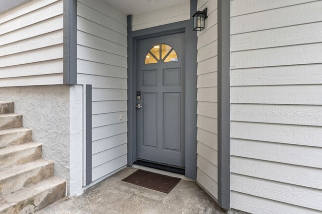 Building Photo - NEW Remodeled and furnished, 4 bed 3 bath available September 2026 to May 2027