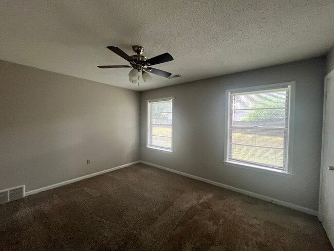 Building Photo - 5999 Pebblehill Dr