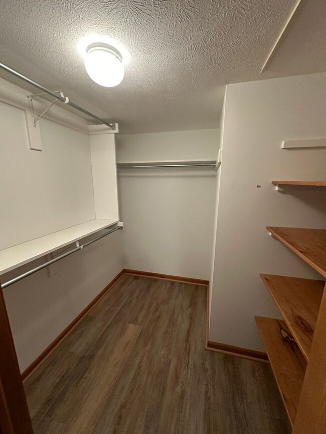 Building Photo - 904 Vos St