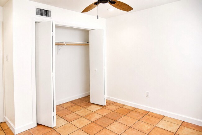 Building Photo - 2744 Briarhurst Dr