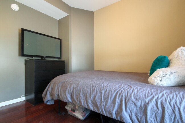 Building Photo - 1315 5th St NE