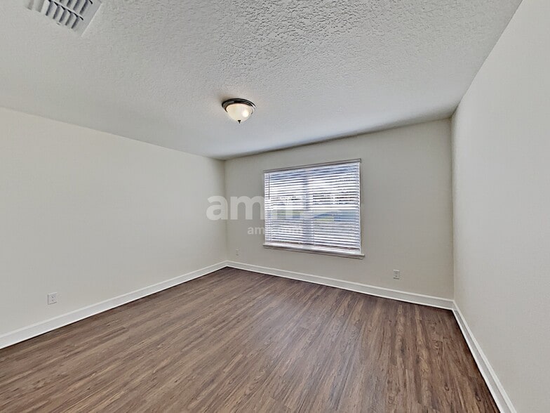 Building Photo - 3015 Creek Village Ln