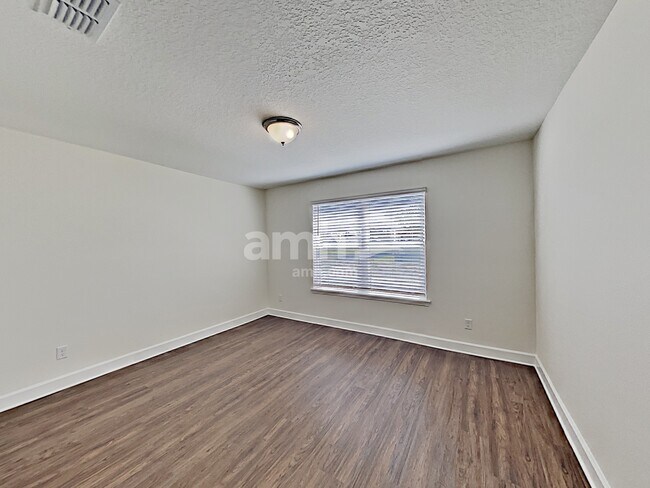 Building Photo - 3015 Creek Village Ln