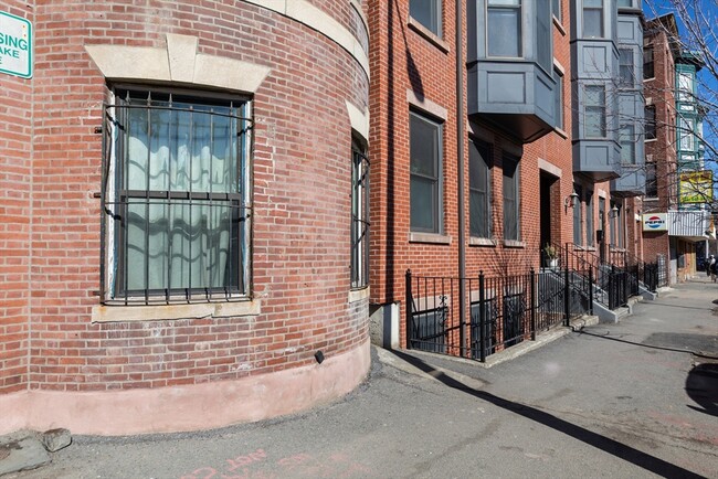 Building Photo - 877 Harrison Ave