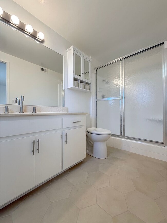 Building Photo - Costal Living - Pride of Ownership Neighbo...