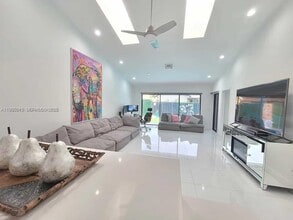 Building Photo - 270 SE 7th St