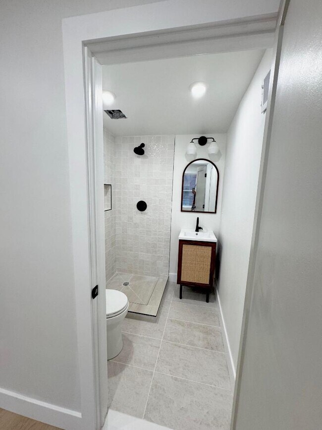 Building Photo - 116 E Huntingdon St