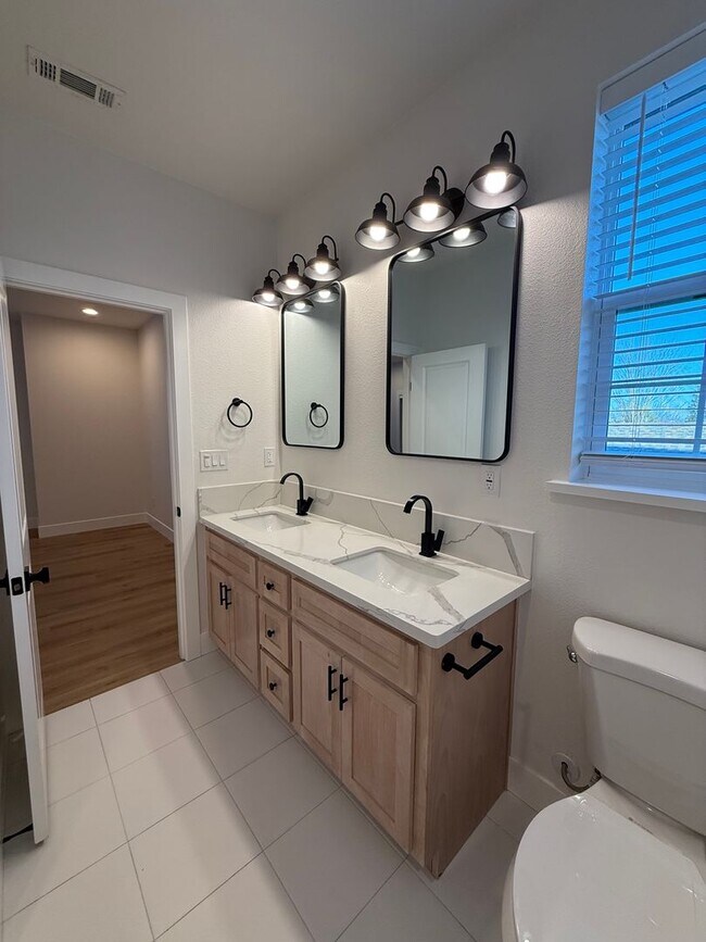 Building Photo - 8461001/85