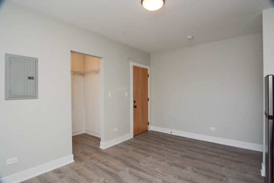 Building Photo - 533 W Belden Ave