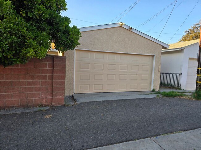 Building Photo - 706 W Orangethorpe Ave