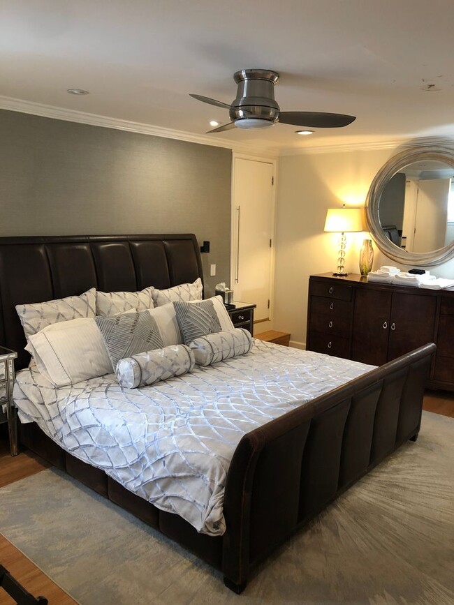 Building Photo - Elegant & Expansive Furnished 3 Bedroom/2 ...