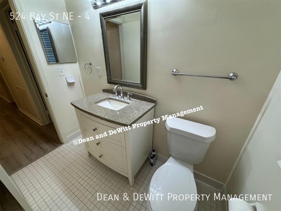 Building Photo - 2 Bed/1 Bath - Unit 4