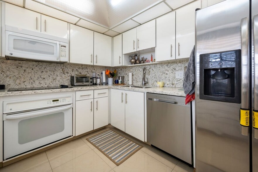 Building Photo - 3507 Oaks Way