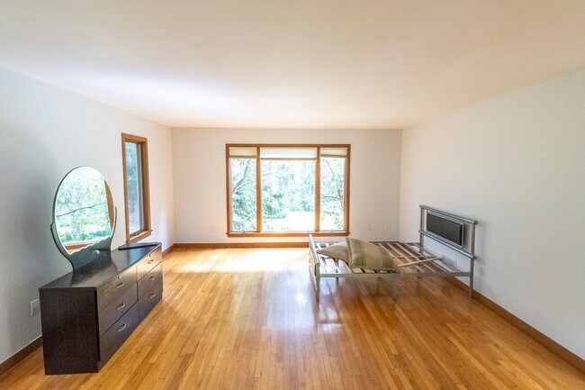 Building Photo - Beautiful Contemporary 3 Bedroom Home