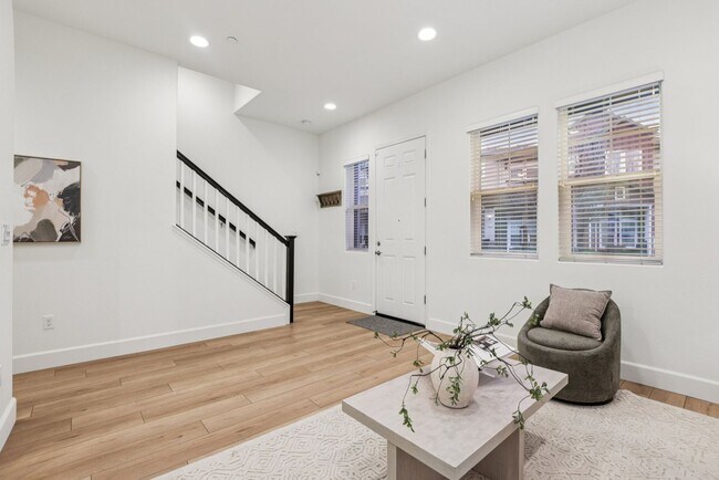 Building Photo - Beautiful Corner-Unit Townhome Near Downtown – 4 Bed | 3 baths