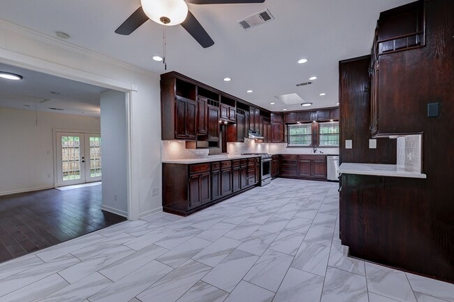 Building Photo - 3 bed 3 bath single family house