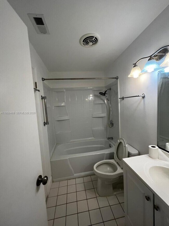 Building Photo - 4201 Glenmoor Dr