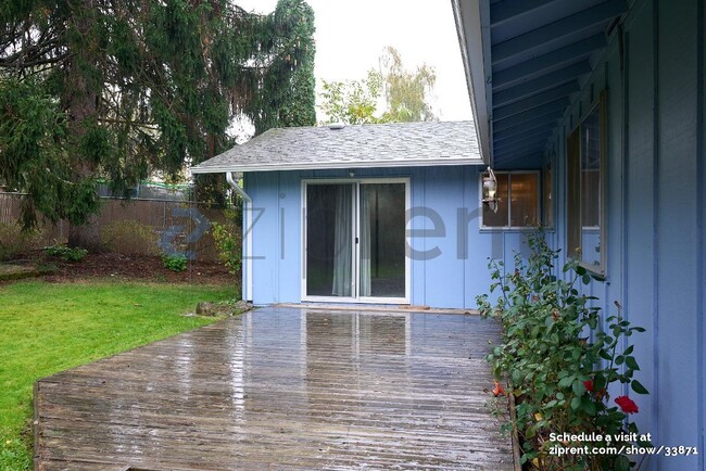 Building Photo - 3300 NE Robin Ct