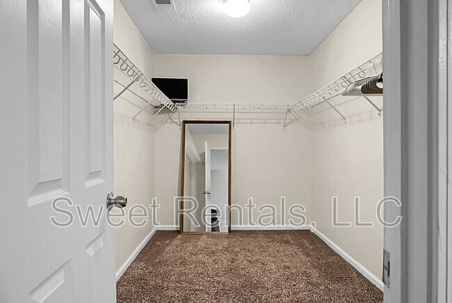 Building Photo - 124 Larkspur Dr