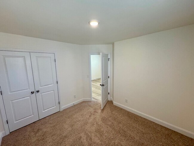 Building Photo - The Grove at Neill's Pointe