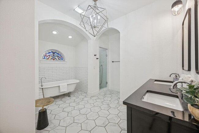 Building Photo - 2106 Kenwood Ave