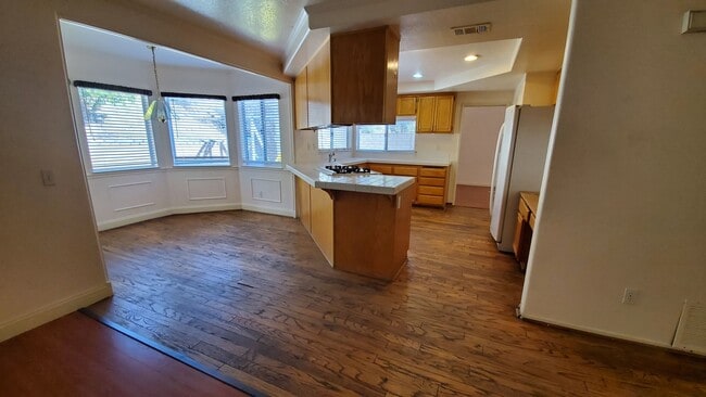 Building Photo - ( ( ( BEAUTIFUL 4 BEDROOM 3 BATH HOUSE!!! ...