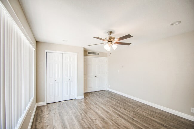 Building Photo - Beautifully remodeled corner 4/2 with pool...