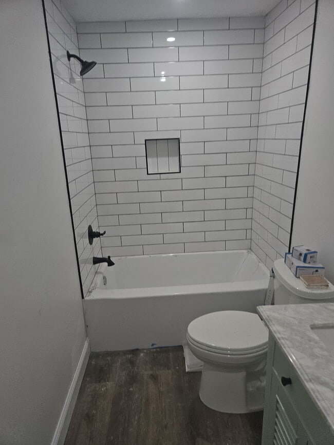 Building Photo - 2827 E 5th Ave