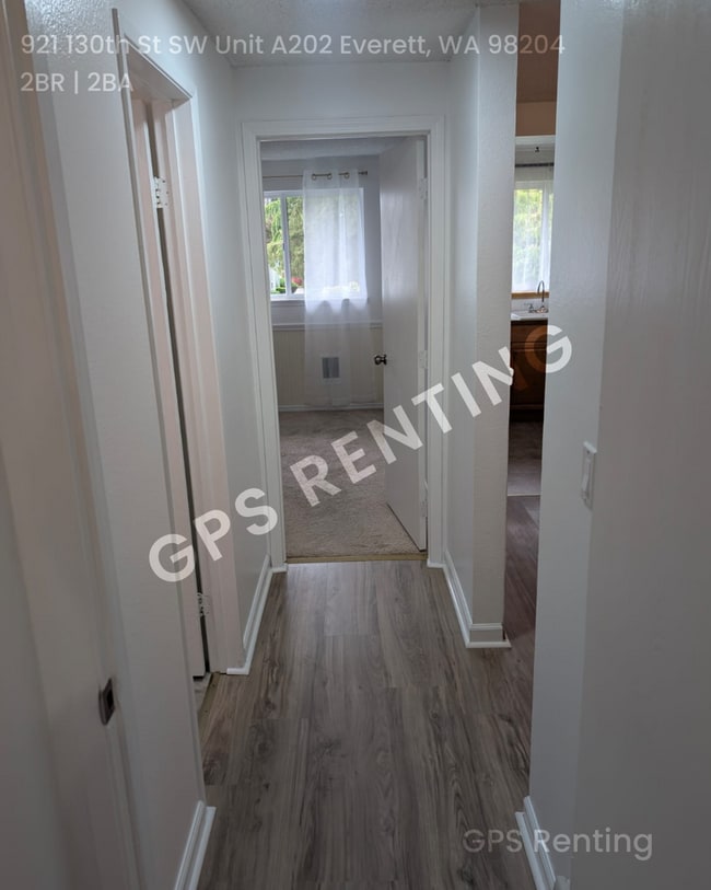 Building Photo - Renovated Bright and Open 2/2 Townhouse!!!