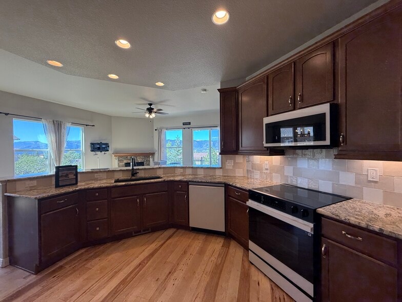 Building Photo - 15834 Kansas Pacific Ct