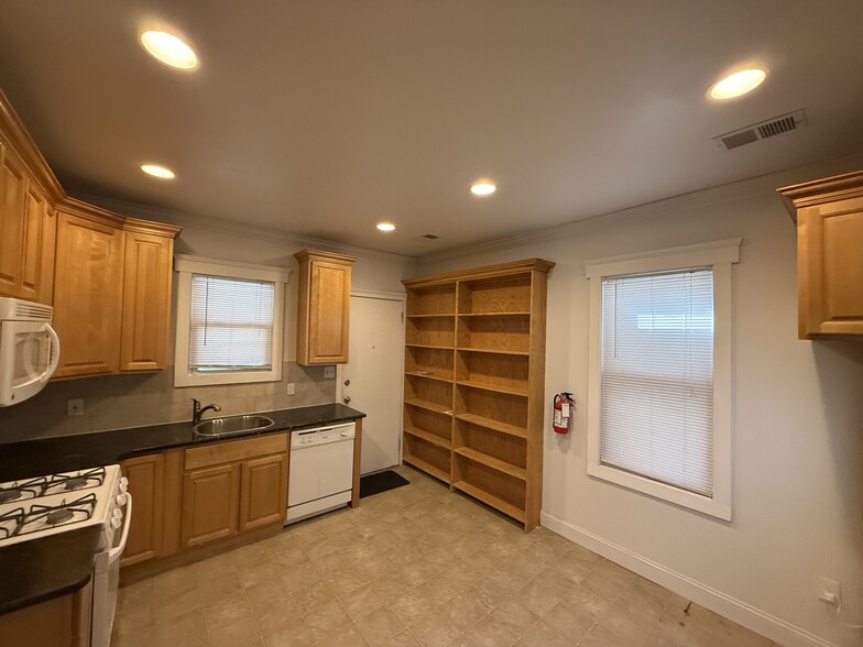 Kitchen with access to back deck - 226 Hamilton St