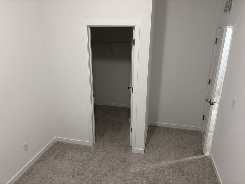 Building Photo - 2802 S Flat Cir
